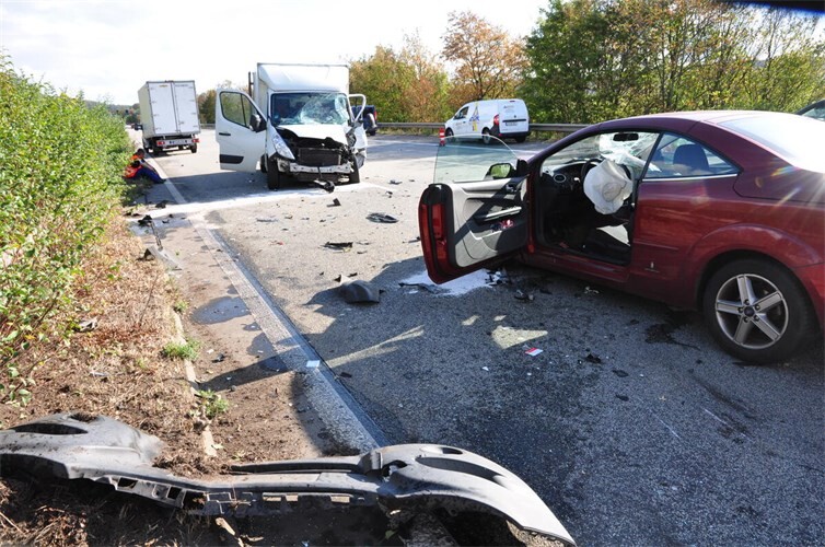 Verkehrsunfall mit mehreren beteiligten Fahrzeugen.
