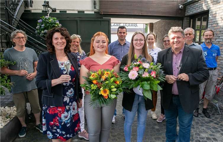 Verkehrsvereins-Vorsitzende Eva flügge (links) und Ortsbürgermeister Rüdiger Fuhrmann (rechts) stellten die designierten Altenahrer mein Majestäten vor: Weinprinzessin Jana Ludwig und Weinkönigin Lara Baggeler Fotos: JOST