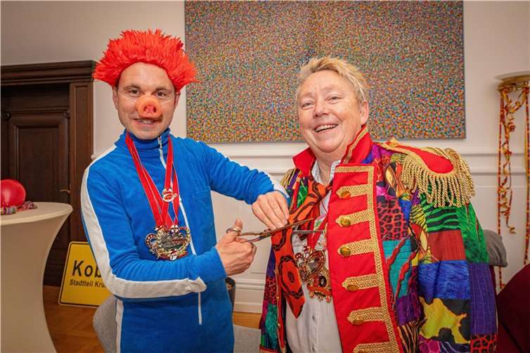 Verkehrte Welt am Schwerdonnerstag im Koblenzer Rathaus: Oberbürgermeister David Langner, der als Sams in die närrischen Tage startete, griff selbst zur Schere und schnitt Bürgermeisterin Ulrike Mohrs kurrzerhand den Schlips ab.  Foto: Stadt Koblenz/Andreas Egenolf