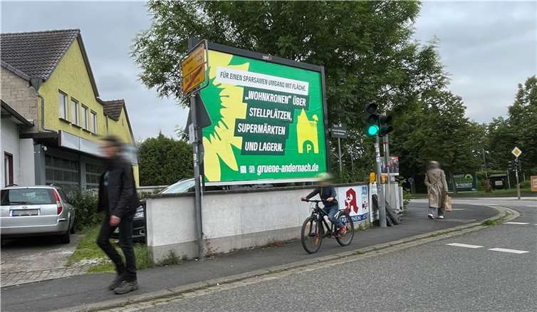 Verkehrte Welt in Bad Bodendorf: Auch in anderen Orten wurde falsch plakatiert.  Foto: Ralf Urban