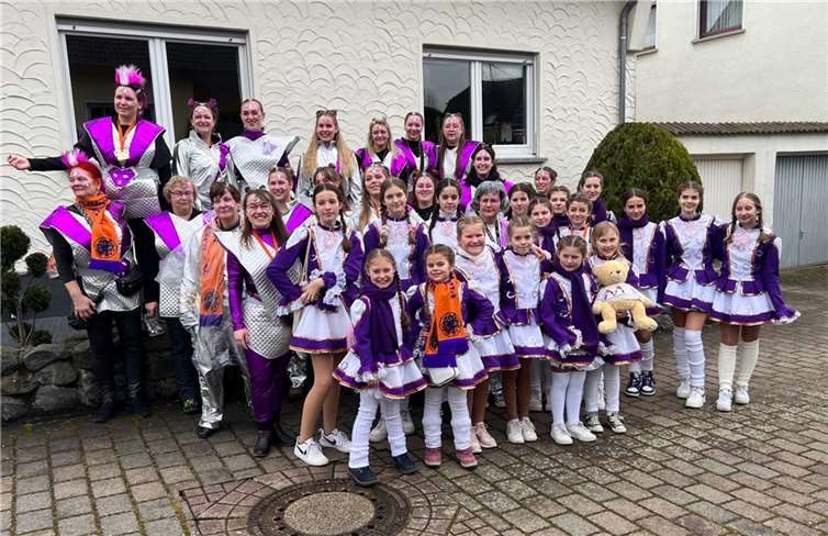 Verkleidet als Space Girls, Aliens und Astronauten bereicherte eine schöne Gruppe den Umzug in Lonnig.