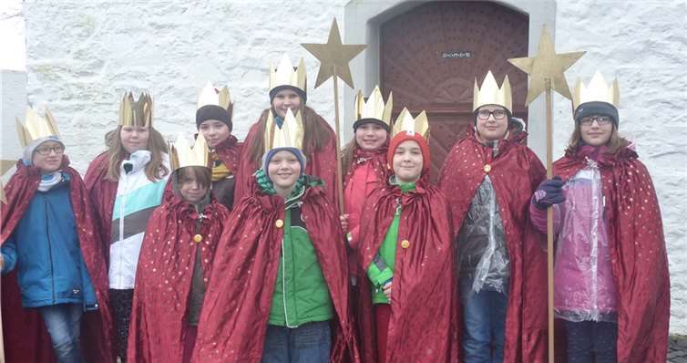 Verkleidet als die Heiligen Drei Könige, zogen viele Kinder durch die Orte, um Geld zu sammeln.privat