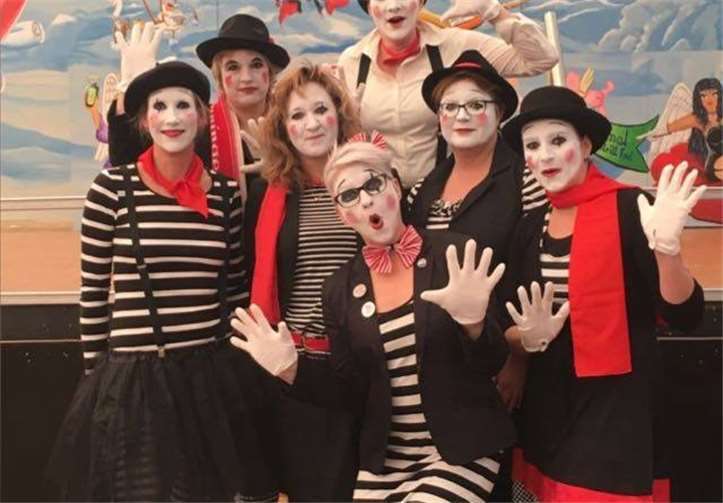 Verkleidete Frauen an Weiberdonnerstag als Pantomimen.privat