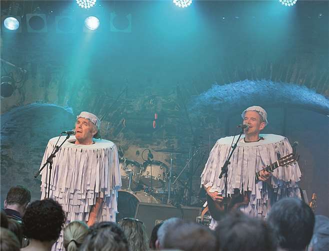 Verkleidungen im Minutentakt prägten den Auftritt von „Köbes Underground“ beim Festival Musik und Wein im Ahrtal, hier als Autowaschanlagen-Bürsten.