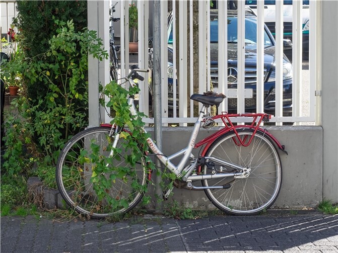Verlassenes Damenrad in der Altstadt  Foto: Hermann Schaefer