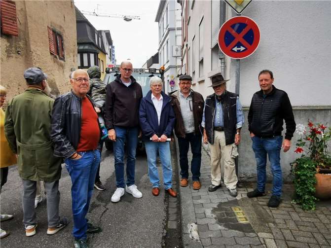 Verlegung Hauptstraße 143 zur Erinnerung an Familie Bär (v. l.): Horst Könen, Jan Ermtraud, Reiner W. Schmitz, Willi Schüller, Gunter Demnig, Michael Zwiener. Fotos: Lilo Schön