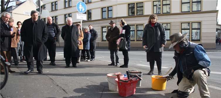 Stolpersteine erinnern an verfolgte Zeugen Jehovas Verlegung der Stolpersteine durch den Künstler.Fotos: JZ