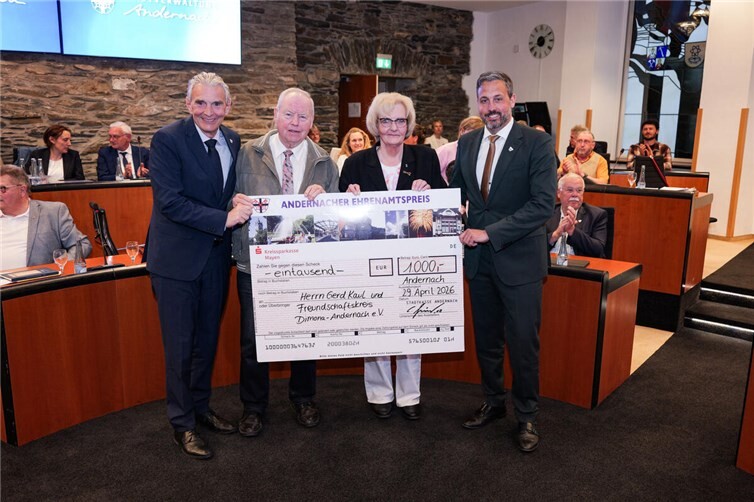 Verleihung Ehrenamtspreis Stadt Andernach am 29. April 2026 (v.l.n.r.): Bürgermeister Claus Peitz, Gerd Kaul, Vorsitzende des Vereins Freundschaftskreis Dimona-Andernach e.V. Barbara Söhngen, Oberbürgermeister Christian Greiner)Foto: Sebastian Waluga
