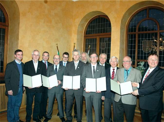 Verleihung Ehrennadel des Landes Rheinland-Pfalz v.li. MdL Marcel Hürter, Erwin Weingarz, MdL und 1.Kreisbeigeordneter Horst Gies, Wilfried Börder, Beigeordneter Dr. Rainer Schlömp, Manfred Lamberty, MdL Wolfgang Schlagwein, Wolfgang Heinisch, MdL Guido Ernst, Kreisbeigeordneter Fritz Langenhorst, Theodor Rieder, Landrat Dr. Jürgen Pföhler. UM