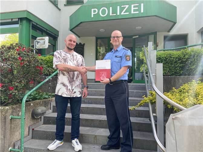 Verleihung der Bürgerurkunde durch EPHK Boden an Björn Reinke.  Foto: Polizeiinspektion Altenkirchen
