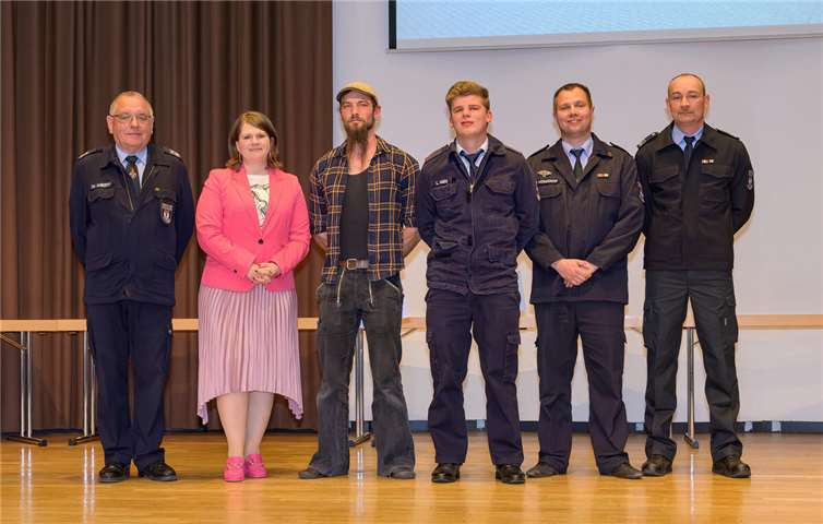 Verleihung der Ehrenmünze der VG Wirges an die beiden Lebensretter Jan Vockel (dritter v.l.) und Louis Marx (vierter v.l.).