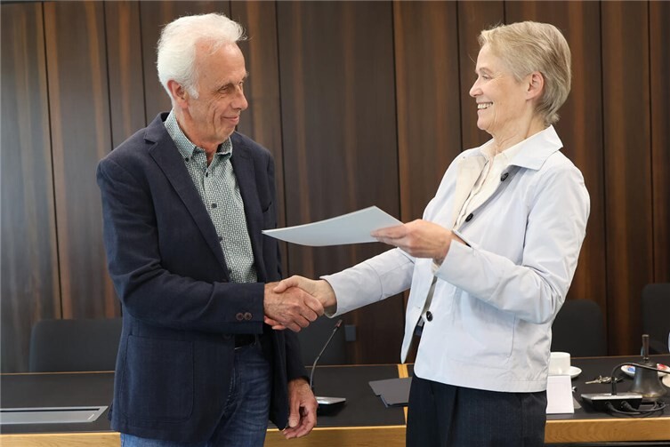 Verleihung der Ehrennadel an Horst Buchner.