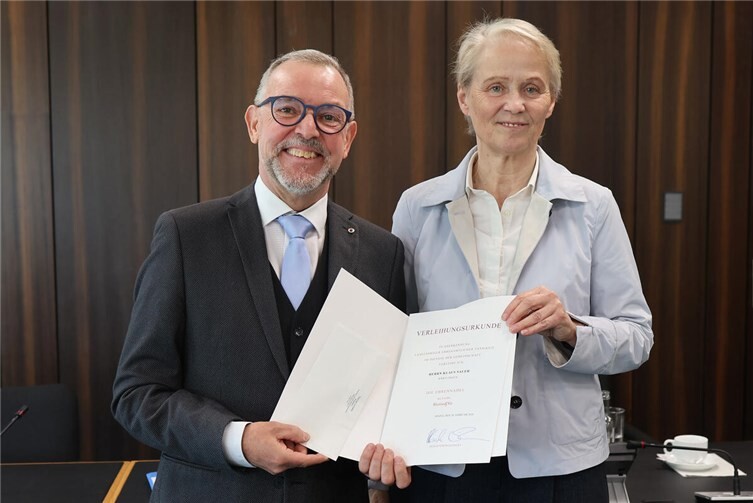 Verleihung der Ehrennadel an Klaus Sauer.