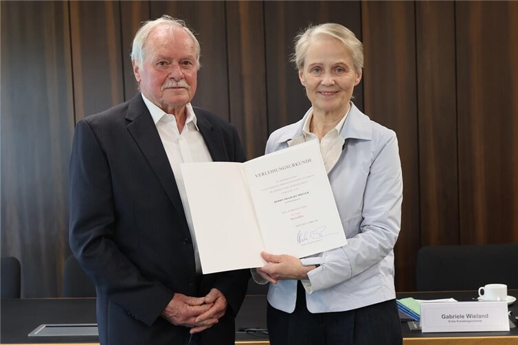 Verleihung der Ehrennadel an Sieghart Möller.