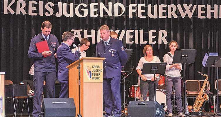 Verleihung der Ehrennadel der Jugendfeuerwehr Rheinland-Pfalz für Winfried Kraatz.privat