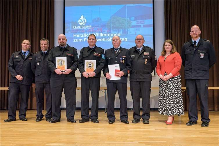 Verleihung der Ehrennadeln des Landesfeuerwehrverband RLP in Bronze und Silber sowie des Deutschen Feuerwehr-Ehrenkreuz in Silber.