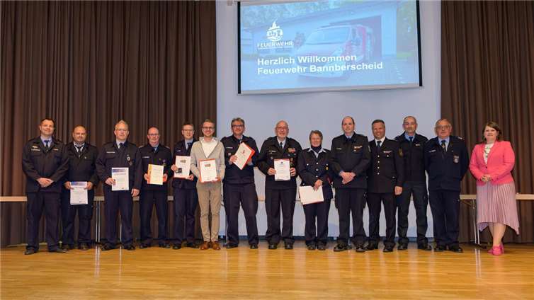 Verleihung der Ehrennadeln des Landesfeuerwehrverbandes in Silber, des Kreisfeuerwehrverbandes in Silber, des Deutsches Feuerwehrehrenkreuz in Silber, der Jugendfeuerwehrkreuze sowie der Ehrenmünze der VG Wirges.