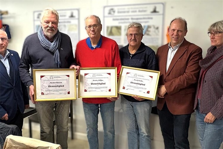Verleihung der Ehrenurkunden an Heribert Heinrich (2.v.l.), Günther Neffgen (3.v.l.) und Harald Gittler (4.v.l.) durch den Vorsitzenden des Vereins, Uwe Diederichs-Seidel (2.v.r.), 2. Vorsitzende Dr. Brigitte Ebert (r.) und den Beisitzer Manfred Diehl (l.) 