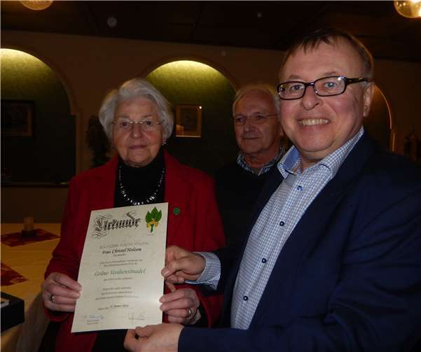 Verleihung der Grünen Ehrennadel an Christel Holzem.