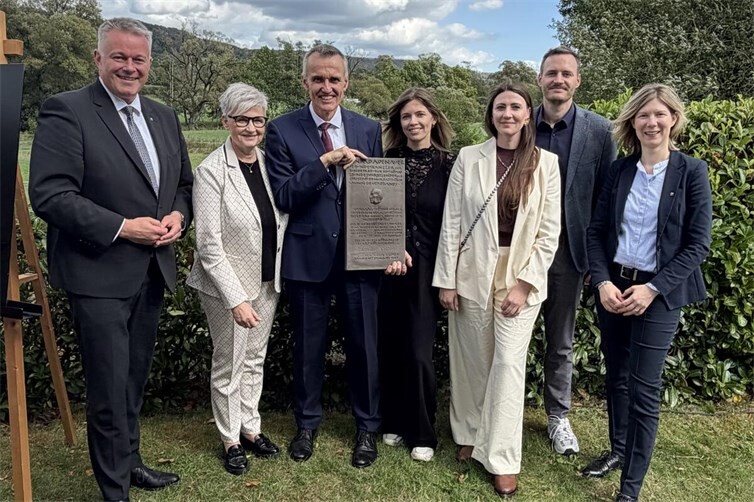 Verleihung der Konrad-Adenauer-Gedenkplakette (v.l.n.r.) Ministerpräsident Gordon Schnieder, Christa Victor, Klaus Victor, Rebekka Victor, Anna Victor, Julian Victor, CDU-Kreisvorsitzende Jenny Groß