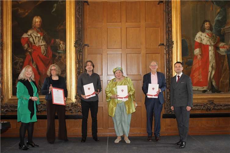 Verleihung der Kulturehrennadel am 6. März im Historischen Rathaussaal. V.li. Kulturdezernentin PD Dr. Margit Theis-Scholz, Stephanie Kreutz, Ralf Prestenbach, Editha Pröbstle, Erich Engelke, Oberbürgermeister David Langner.  Foto: Stadtverwaltung Koblenz
