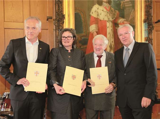 Verleihung der Kulturehrennadel der Stadt Koblenz 2014: Oberbürgermeister Prof. Dr. Joachim Hofmann-Göttig (r.) zeichnete (v. l.) Prof.Dr. Theodor Enders, Elisabeth Sauer-Kirchlinne und Herbert Gauls aus. PSM