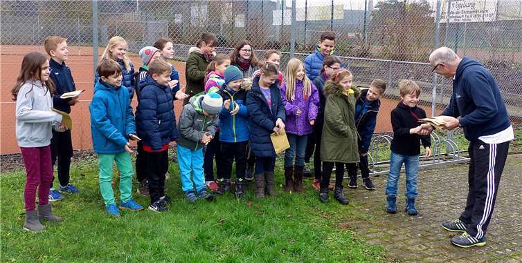 Verleihung der Sportabzeichen durch Willi Immecke an die Kinder und Jugendlichen der Tennisabteilung. Eduard Brust