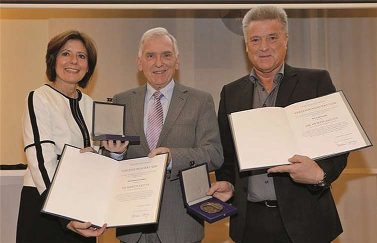 Verleihung der Sportplakette durch Ministerpräsidentin Malu Dreyer an den Beauftragten des LSB für internationale Beziehungen, Helmut Loenenbach aus Rheinbach (Mitte), und den Vizepräsidenten des Fußballverbands Rheinland, Alois Stroh (Wittlich). Stefan Sämmer/© Staatskanzlei
