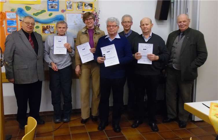 Verleihung der Urkunden und Ehrennadeln an die Jubilare: (v.l.n.r.) Friedrich Weber (1. Vors.), Michael Zobel (20 J.), Marita Klose (10 J.), Erich Packmohr (20 J.), Gerhard Rothe (10 J.), Eugen Wepprich (10 J.), Jochen Schumacher (stellv. Vors.). privat