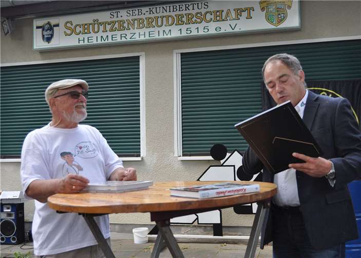 Verleihung der goldenen Ehrennadel des NWDK durch Präsident Edgar Korthauer an Klaus Kirste.