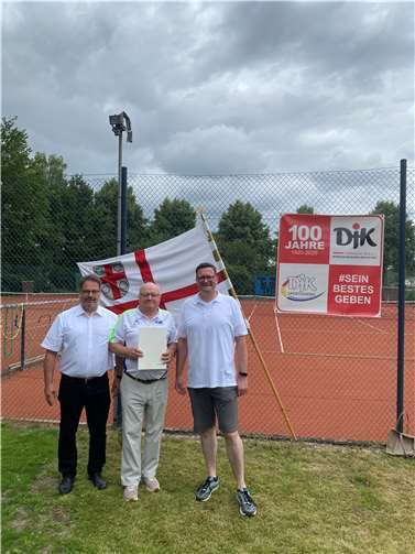 Verleihung der goldenen Ehrennadel des Tennisverbandes Rheinland (v.l.n.r. Michael Röder, Horst Fuhrmann, Bernd Butter.  Foto: DJK