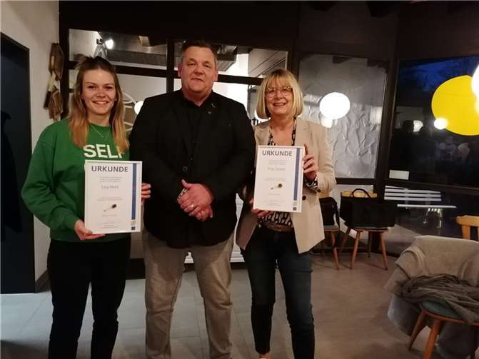 Verleihung der goldenen Ehrennadel durch J.Klöckner an Anja Donath und Lisa Held. Fotos: privat