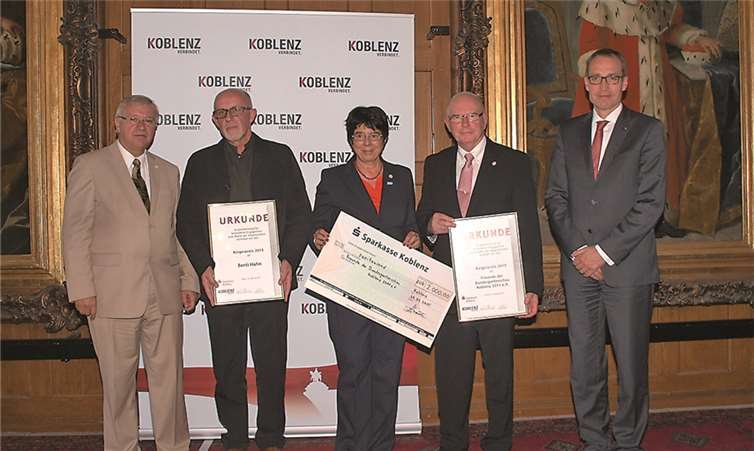Verleihung des Bürgerpreises 2015 im Rathaussaal mit Oberbürgermeister Joachim Hofmann-Göttig und Preisträger Berti Hahn. Den Bürgerpreis für den Verein „Freunde der BUGA“ nahmen Geschäftsführerin Anna Maria Schuster und der 1. Vorsitzenden Ernst H. Lutz gerne entgegen. Sparkassenvorstand Guido Strüder freute sich mit den Preisträgern. (v.l.). Udo Stanzlawski