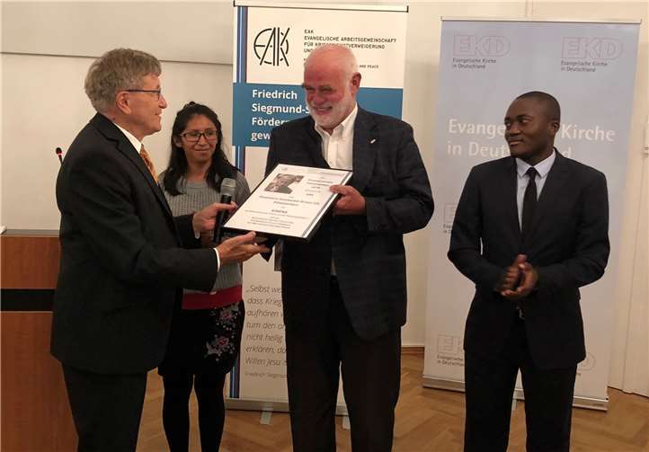 Verleihung des Evangelischen Friedenspreises und des Siegmund-Schultze-Förderpreises der EAK an EIRENE. Der EAK-Bundesvorsitzende Dr. Christoph Münchow überreicht den Preis an den EIRENE-Vorstandsvorsitzenden Dr. Reinhard J. Voß (2.v.r.).  privat