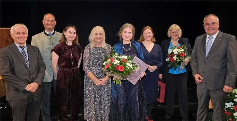 Verleihung des Joseph-Breitbach-Preises: Mit der Preisträgerin Marion Poschmann (5. v.l.) freuen sich (v.l.) Prof. Dr.Ing. Reiner Anderl (Präsident der Akademie der Wissenschaften, und der Literatur, Mainz), Stefan Ritter (Stiftung Joseph Breitbach), Mariell F. Mettmann (Stiftung Joseph Breitbach), Dr. Margit Theis-Scholz (Kulturdezernentin Stadt Koblenz), Katharina Binz (Kulturministerin Rheinland-Pfalz), Katrin Hillgruber (Laudatorin), Jörg Perscheid (Vorstand Sparkasse Koblenz). Foto: Michael Jordan