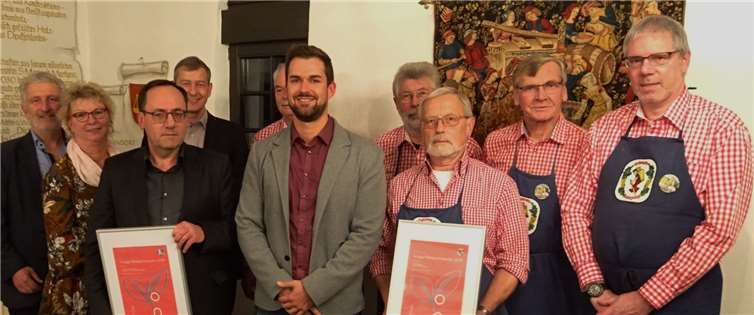 Verleihung des Klimaschutzpreises 2019: Die Preisträger freuen sich gemeinsam mit den Gratulanten.Foto: privat