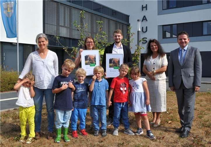 Verleihung des Klimaschutzpreises, hinten von links: Birgit Kowollik, Christina Unkelbach, Maximilian Mund, Lydia Bauer und Bürgermeister Holger Jung gemeinsam mit Kindern der städtischen inklusiven Kita Steinbüchel. Quelle: Stadt Meckenheim