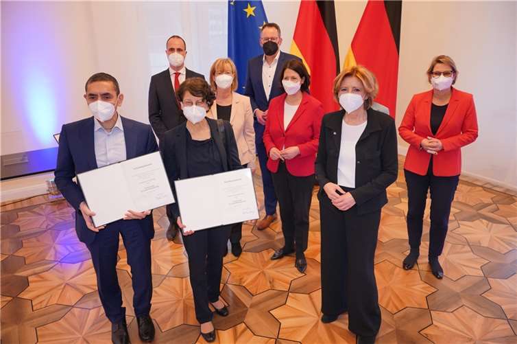 Verleihung des Landesverndienstordens von Malu Dreyer an Özlem Türeci und Ugur Sahin.  Foto: © Staatskanzlei RLP/Dinges
