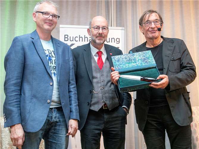 Verleihung des Rheinbacher Glasdolchs (von links): Christoph Ahrweiler von der Buchhandlung Kayser und Verleger Winrich C.-W. Clasen übergaben den Glasdolch an Preisträger Wolfgang Schorlau. Foto: Jost