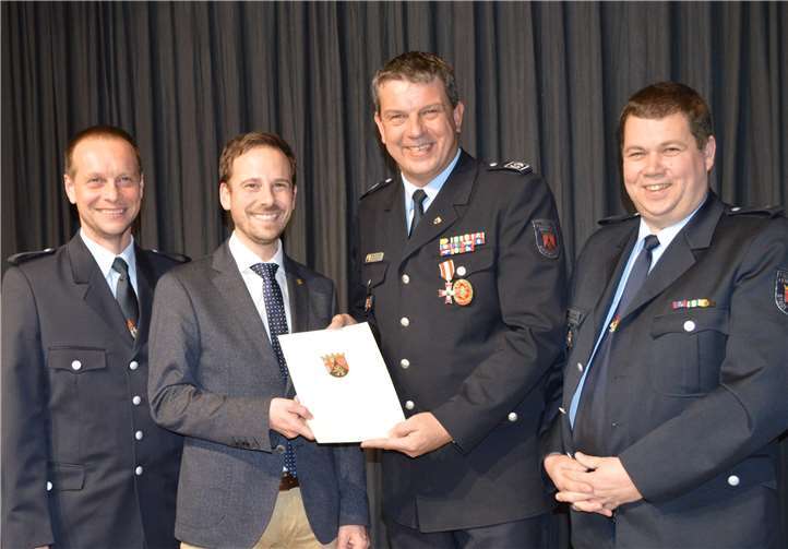 Verleihung des Silbernen Feuerwehr-Ehrenzeichens am Bande (v. l.): Michael Zimmermann, Bürgermeister Björn Ingendahl, Alexander Krahe und Ingo Wolf.