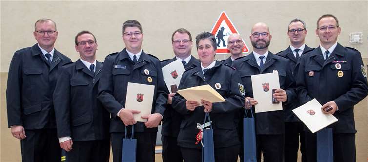 Unterhaltsamer Abend als Dank für die ehrenamtliche Arbeit der Feuerwehrleute  Verleihung des Silbernen Feuerwehr-Ehrenzeichens für 25-jährige aktive Tätigkeit.Fotos: JOST