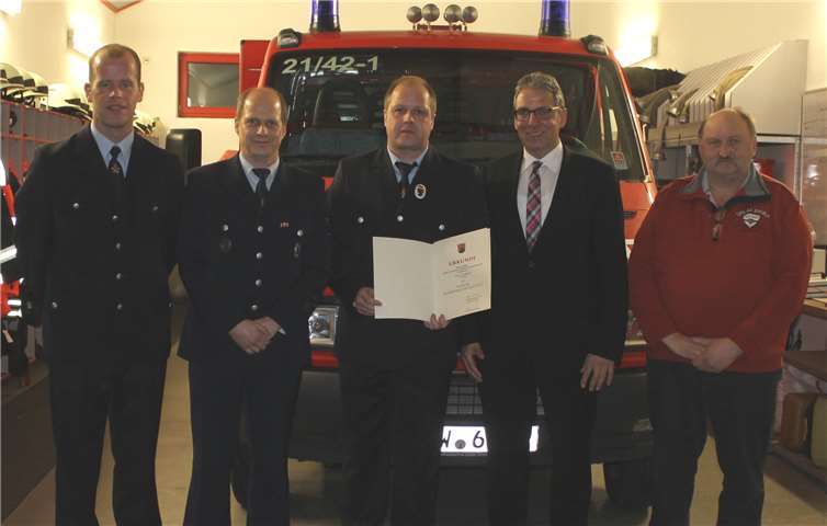 Verleihung des Silbernen Feuerwehrehrenzeichens (v. l.): Markus Kremer, Marko Steden, Dirk Reusch, Andree Stein und Hans-Jürgen Herbst. Fotos: privat