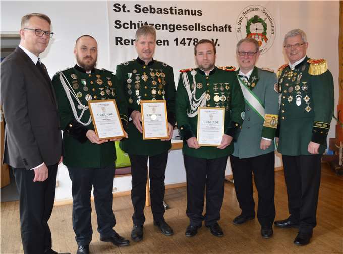 Verleihung des Silbernen Verdienstkreuzes und des Hohen Bruderschaftsordens (v. l.): Präses Pastor Frank Klupsch, Markus Strang, Heribert Langen, Michael Ockenfels, Bezirksbundesmeister Sigi Belz und Präsident Wolfgang Strang. Fotos: AB