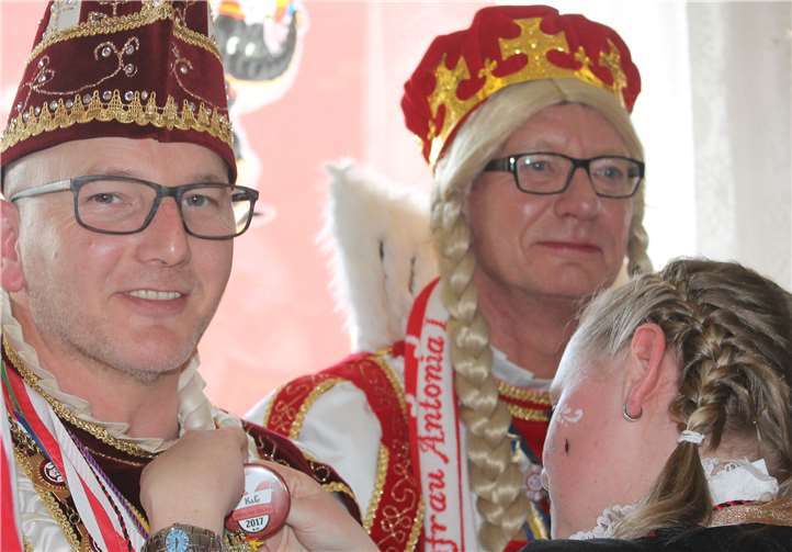 Verleihung des Vereinsstickers durch die Zweite Vorsitzende Kerstin Brämm (v.l.): „Prinz Georg I.“ aus Queckenberg und „Jungfrau Antonia I.“ aus Wormersdorf.