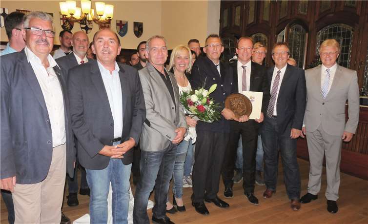 Verleihung des Wappentellers (v. l.): Stadtbürgermeister Hans Peter Ammel, der Thürer Ortsbürgermeister Rainer Hilger , Erich Schlich, Beigeordneter der Verbandsgemeinde Mendig, Brigitte und Bernd Dreiser, Verbandsgemeidndebürgermeister Jörg Lempertz, Joachim Plitzko, 1. Beigeordneter der Verbandsgemeinde, und Rolf Schäfer (Kreisbeigeordneter). FRE