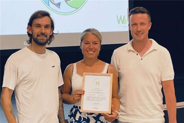 Verleihung des Zertifikats durch Oliver Filby (Westerwald Touristik) an Vanessa Schmid und Florian Fark vom Touristik-Verband.  Foto: Annika Kaufmann – WTS