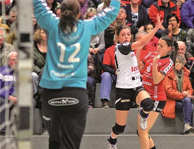 Verletzte sich im Spiel: Kelly Vollebregt (Mitte) zog sich eine schmerzhafte Rippenprellung zu.Privat