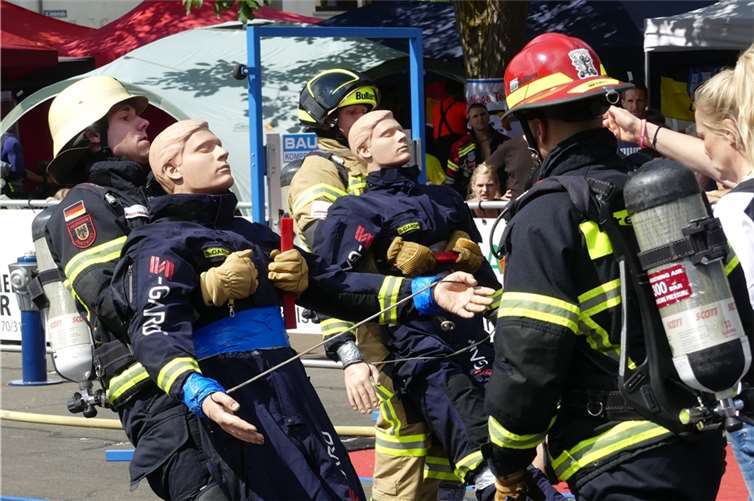 Verletztenbergung auf Augenhöhe. Die 80 Kilo schwere Rettungspuppe galt es im Laufschritt zu bergen.