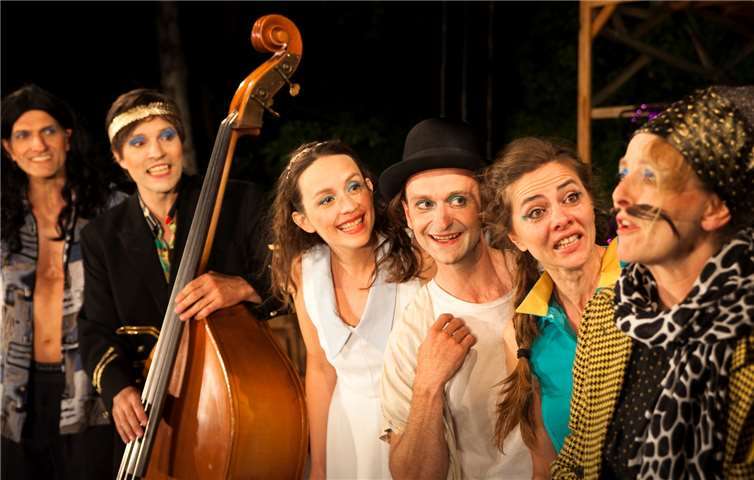 "Verlorene Liebesmühe" wird mit aktionsreichem Schauspiel und Livemusik präsentiert.Copyright: jerun vahle