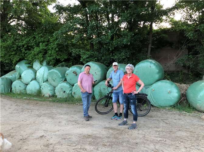 Flut in Heimersheim: „Kein schöner Anblick für Betroffene und Gäste“ Vermoderte Siloballen bei Heimersheim. Foto: privat